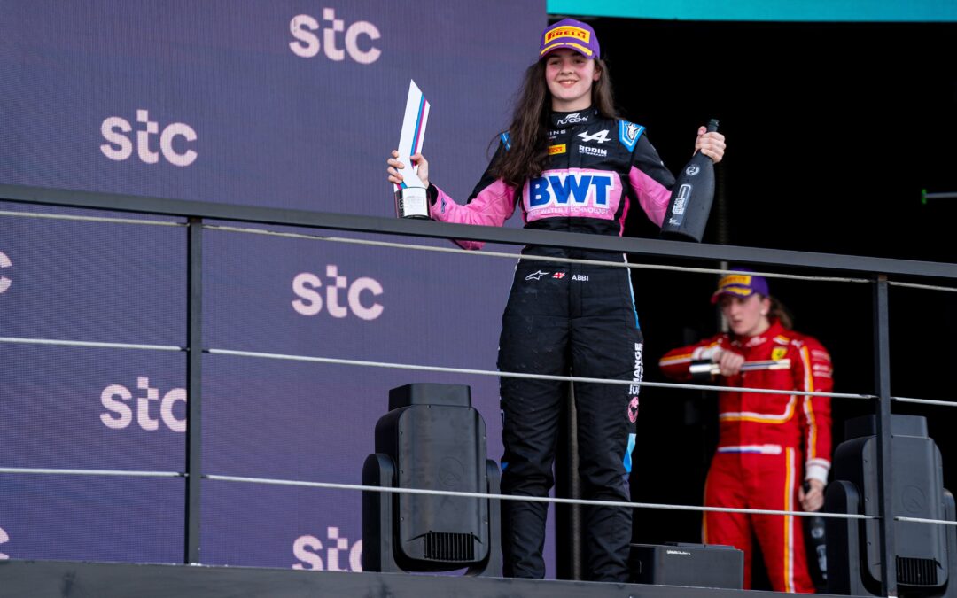 Abbi Pulling celebrates her F1 Academy win in Miami.